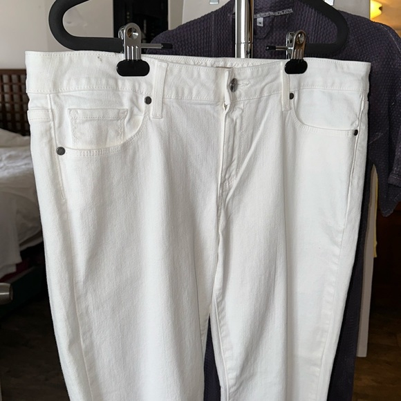 Paige White Roxie Capri Jean - Picture 3 of 11